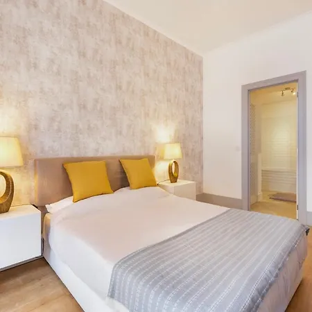 Colosseum Building - Theta Apartment